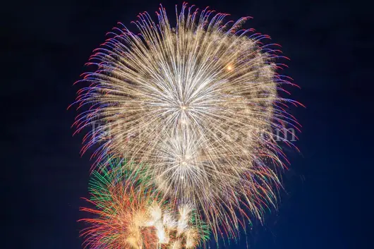 夜空烟花绚烂景象