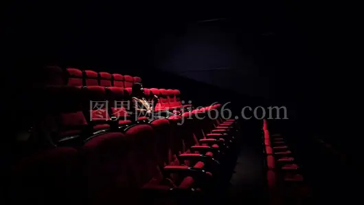 女性红色折叠椅坐姿