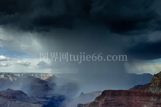 暴风雨壮观景象呈现自然奇观