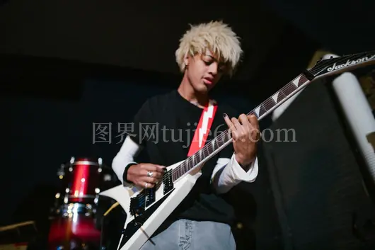 青春吉他手昏暗室弹奏白电吉