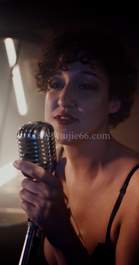 女性麦克风唱歌画面