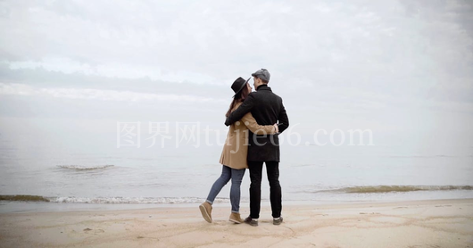 情侣海边浪漫接吻