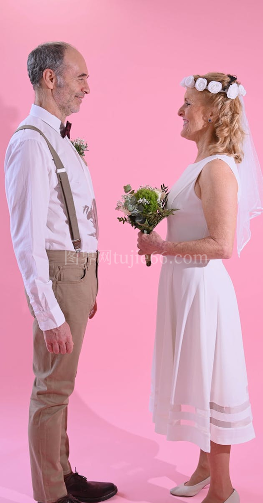 浪漫老夫妻深情对望