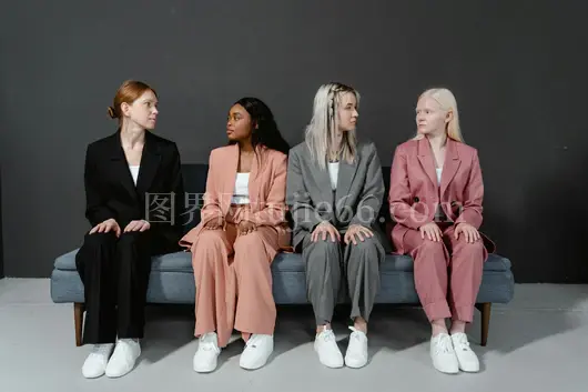 多彩夹克女性沙发展现多样