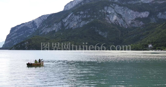 山水湖泊乘船游景致宜人