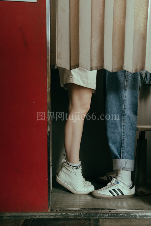 青少浪漫复古拍照亭牛仔裤运动鞋