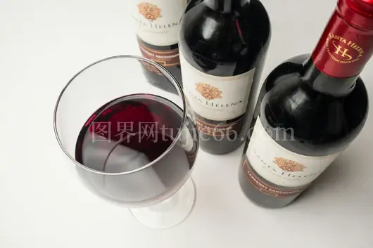 特写红色酒杯圣海伦娜瓶装酒