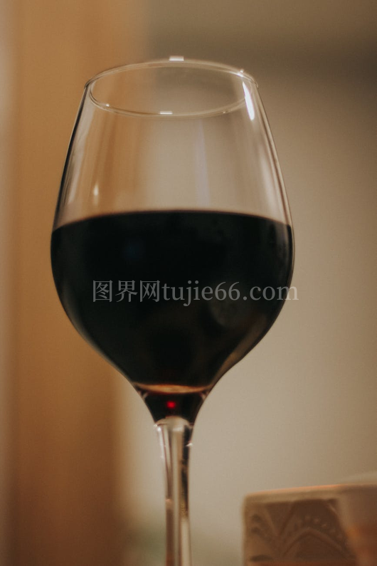 勃艮第红酒杯特写背景模糊