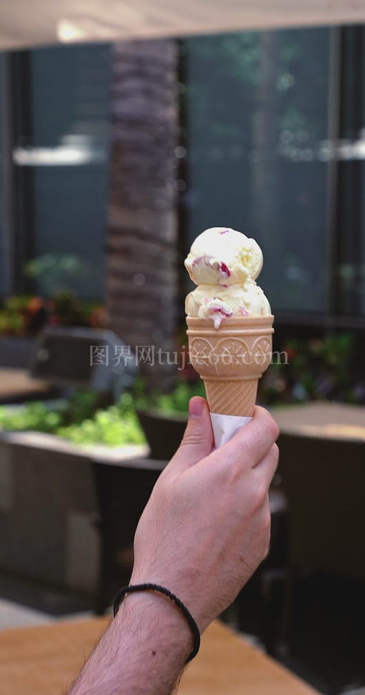 户外咖啡馆手握冰淇淋cone