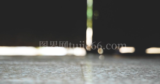 十卢比硬币掉落地面瞬间