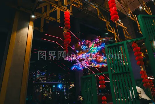 曼谷商场霓虹龙形灯光秀吸睛