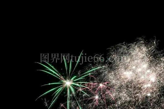 烟花点亮夜空 节日色彩盛宴