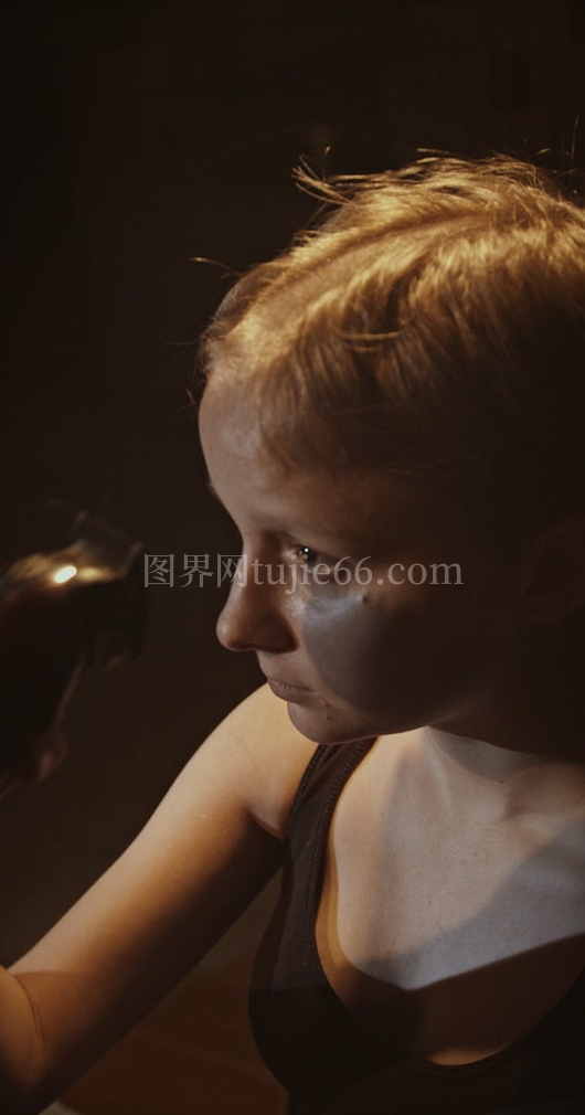 少女理发器剃发瞬间