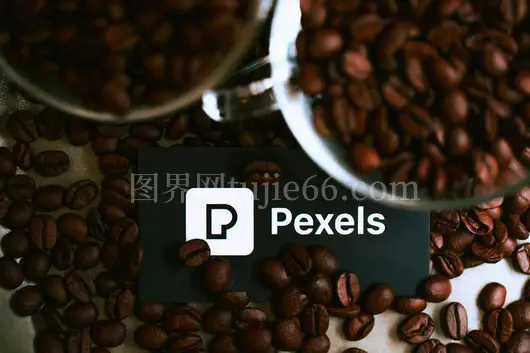 顶部视角咖啡豆品牌卡促销图