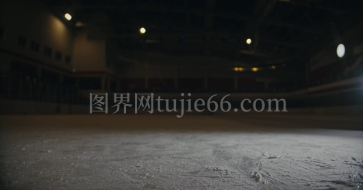 冰球运动员镜头前定格低角度瞬间