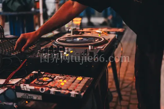 户外DJ唱盘混音表演