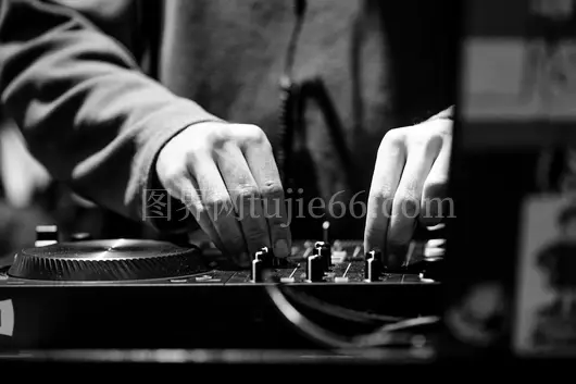 DJ黑白特写调整混音控制手部动作