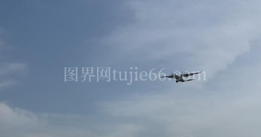 旅客飞机晴朗蓝天中翱翔