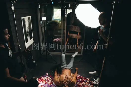 工作室男性独奏景致