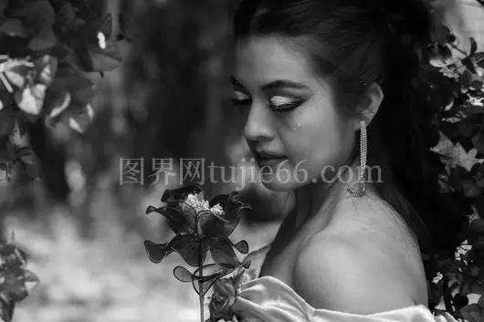 浪漫黑白女性肖像礼服鲜花