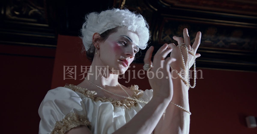 女性手握珍珠项链优雅瞬间