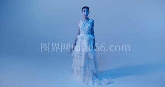 女性手握鲜花