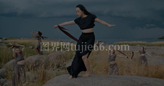 女子手握绳索欢快舞蹈