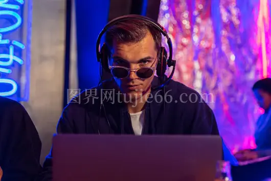 男子耳机眼镜工作室电脑专注