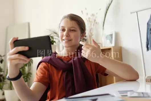 少女手机通话显沟通