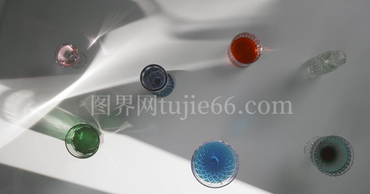 高空拍摄多种酒杯照片