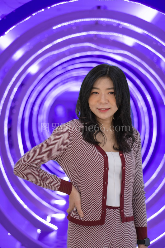 雅加达活力隧道自信亚洲女性微笑
