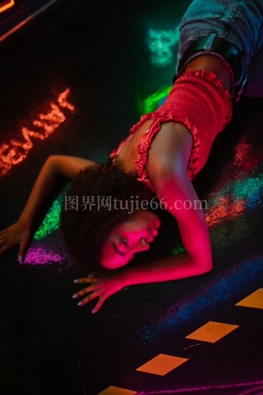 少女霓虹创意摆拍动感都市氛围
