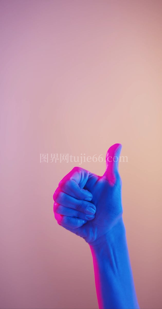 粉色蓝色手举拇指