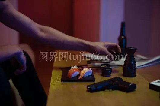 寿司枪酒杯夜色中