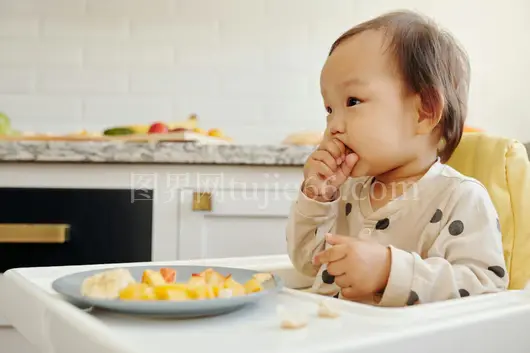 室内可爱宝宝吃营养水果显健康兴趣