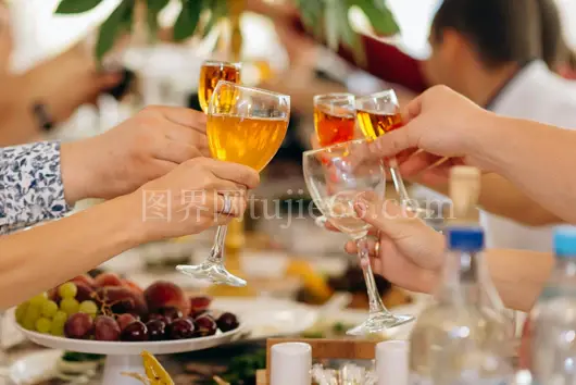 特写镜头举杯酒杯欢乐聚
