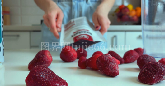 人物倒出干草莓袋装美味