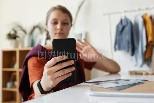 少女室内视频通话微笑挥手