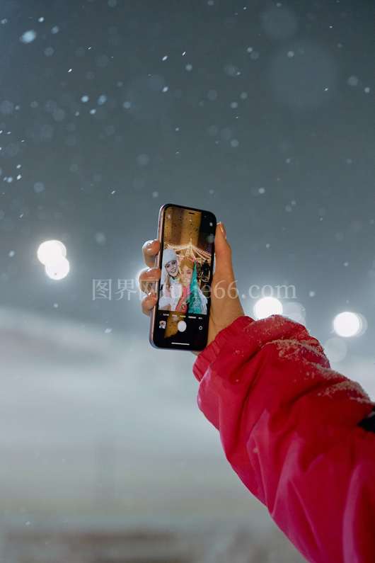 红衣女士雪夜自拍冬日景
