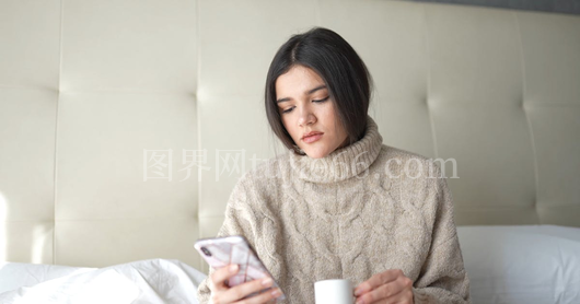 女子手持手机品茗画面