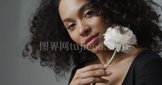 快乐女士手持花朵特写视频