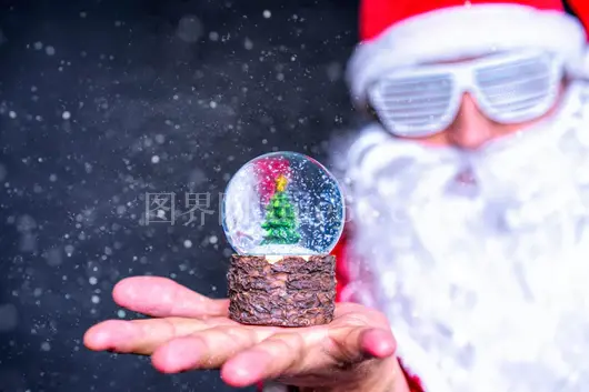 圣诞老人持雪花球圣诞树图