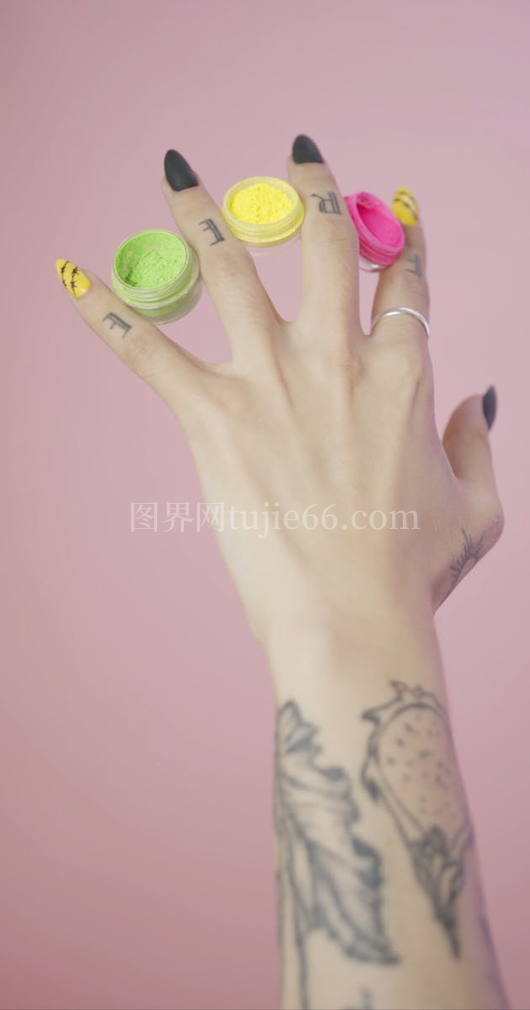 手戴戒指纹身女性形象
