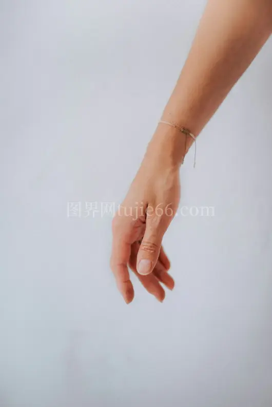 手戴手镯之人像