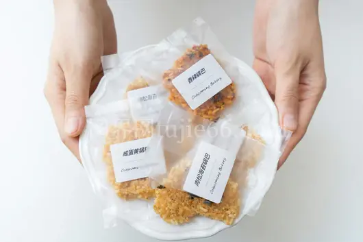 手托各式包装饼干白背景图