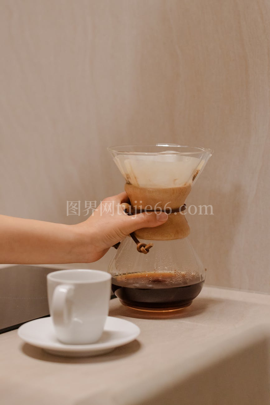 手倒咖啡滴漏壶陶瓷杯温馨氛围