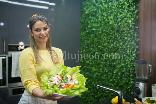 快乐女士现代厨房蔬菜沙拉展示