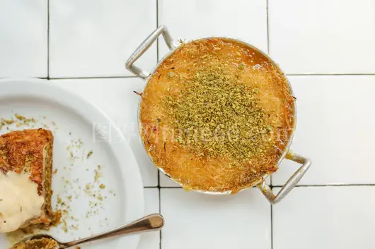 顶部视角奶油knafeh与baklava配开心果白瓷砖