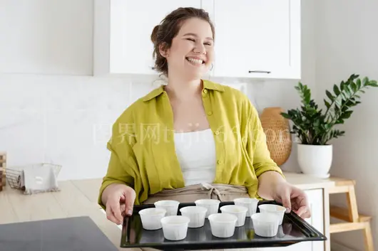 快乐女性明厨持杯愉悦表情