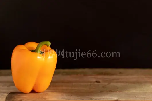 黄色甜椒棕色木面映衬美图
